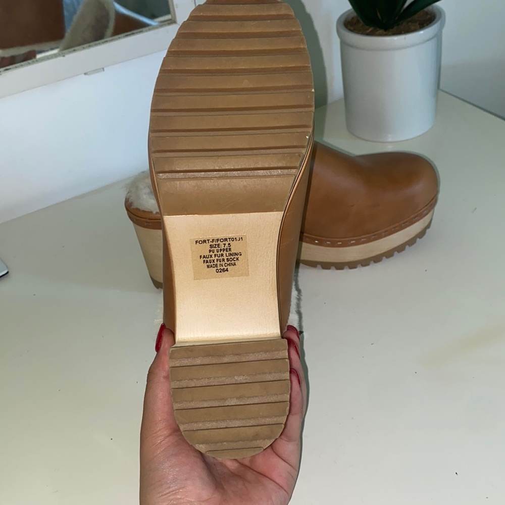 Furry clogs 🤍 - Picture 3 of 3